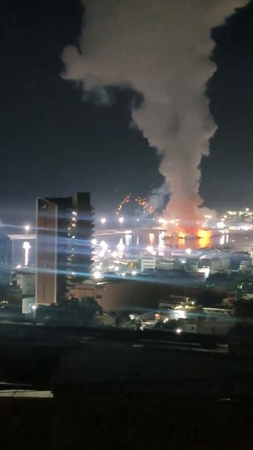 Порт Каракаса в Венесуэле под авиаударом. ПВО не работает. Воздушной тревоги нет. смотреть онлайн