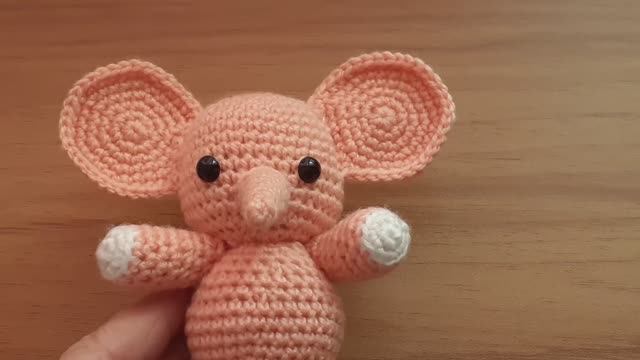 Игрушка слоник крючком ч.3 сборка. смотреть онлайн
