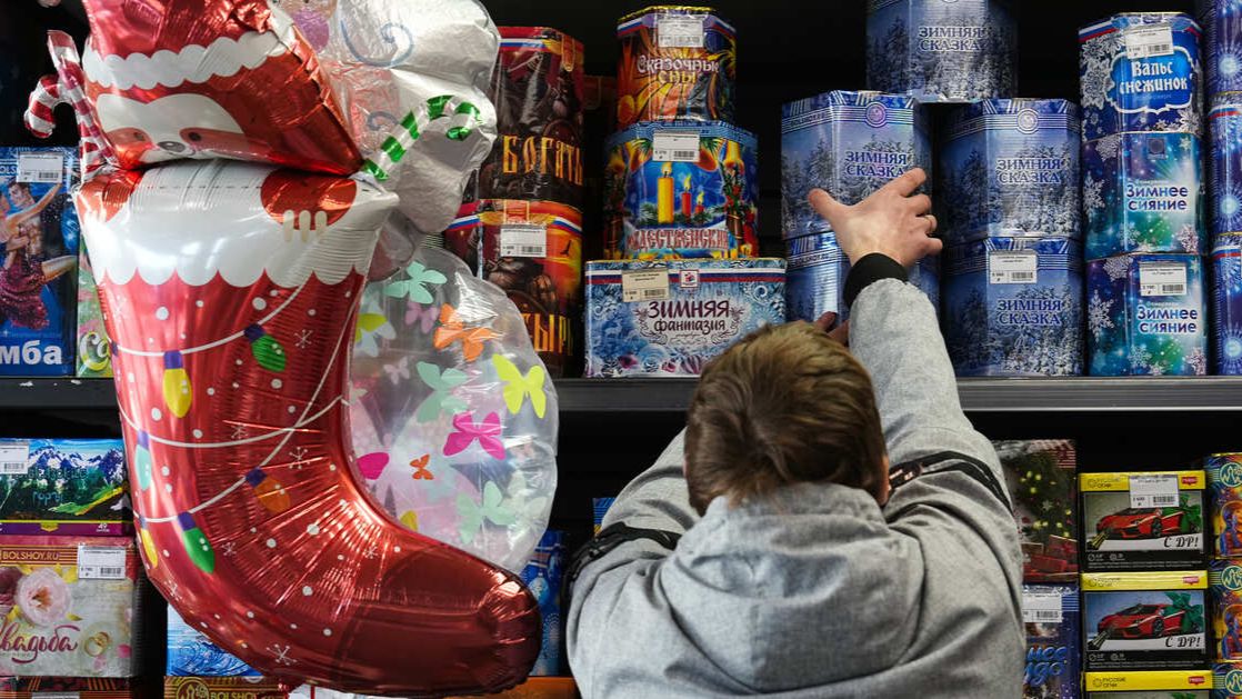 Юрист напомнил о штрафах за продажу пиротехники детям смотреть онлайн