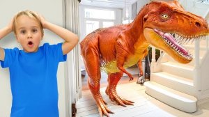 Истории о динозаврах для детей | Игрушечные динозавры Криса оживают в его доме.