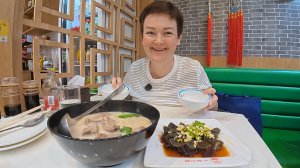 Мукбанг пируем, Вован УДИВИЛ! ВПЕРВЫЕ  пробуем тысячелетние яйца и ТАЗИК лапши в китайском кафе УЖИН