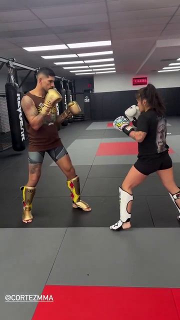 Алекс Перейра показывает Трейси Кортез, как делать обманное движение и наносить удар ногой.🔥❤️ смотреть онлайн