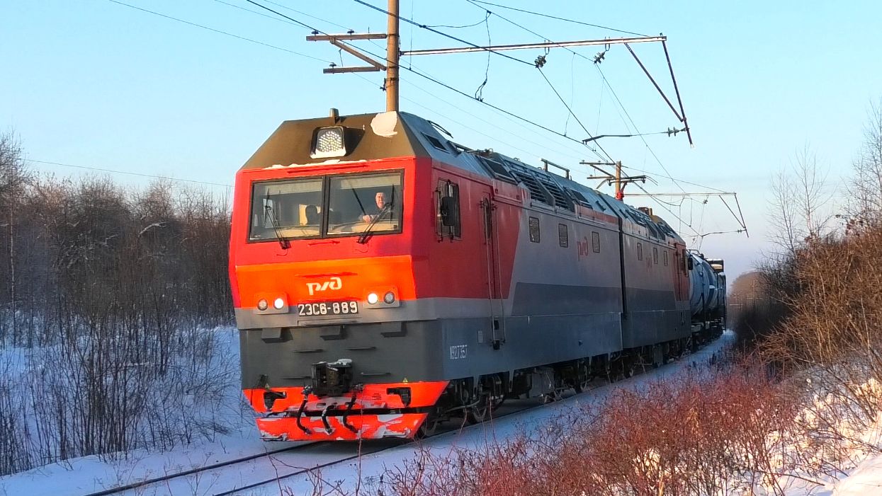 2ЭС6-889 "Синара" с небольшим грузовым поездом и приветливой бригадой смотреть онлайн