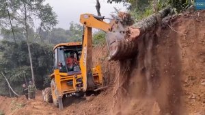 Вырубка деревьев и расширение дороги, чтобы соединить отдаленные горные деревни с главной дорогой