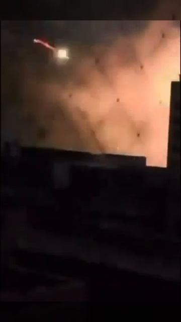 Вертолет армии США наносит ракетный удар во время налета на Венесуэлу. смотреть онлайн