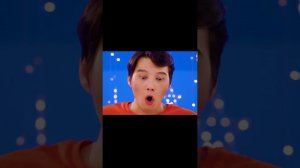 Парень получил огромное печенье Орео в подарок и съел его.