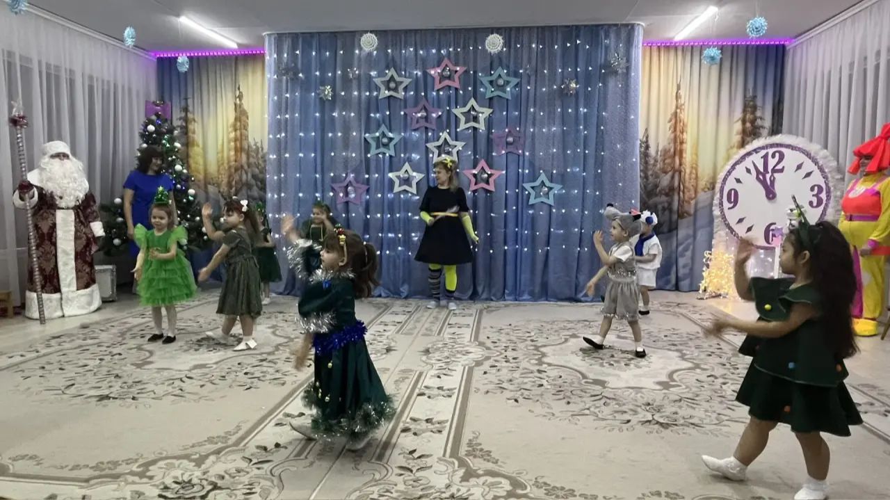 Новогодний утренник в средней группе "Росток". смотреть онлайн
