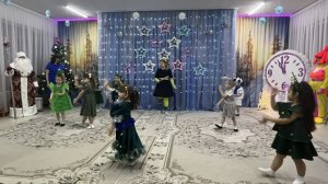 Новогодний утренник в средней группе "Росток".