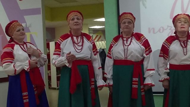 Песня: "Вечер тихой песнею"... (Попурри) смотреть онлайн