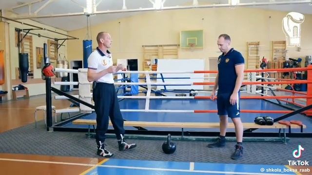 Упражнение для наработки скорости удара руками с гирей