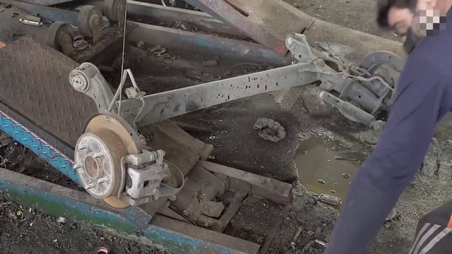 Корейская свалка автомобилей. Разбор и утилизация смотреть онлайн