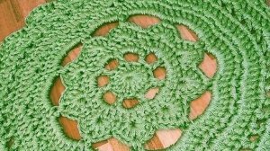 Коврик из дешёвого шнурочка, который вяжется очень легко и просто