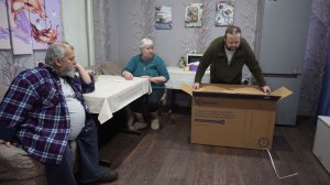 Пенсионеры купили в рассрочку важную вещь для жизни в свой дом Показываю что они купили