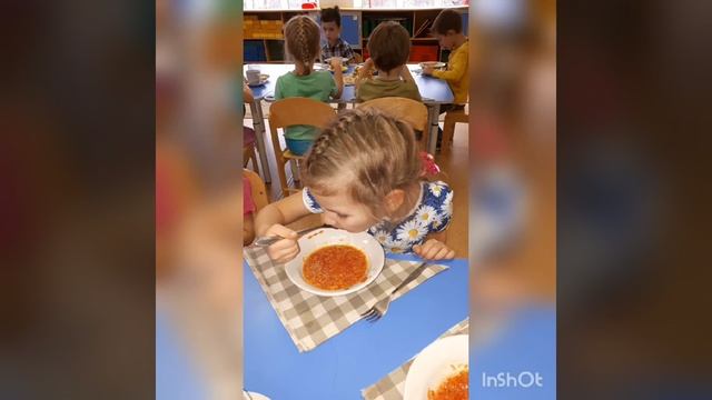 Дети средней группы 35 "Подсолнушки" с аппетитом кушают смотреть онлайн
