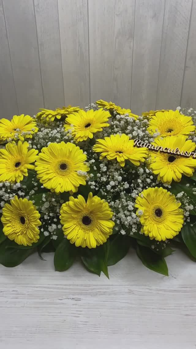 Композиция на стол из желтых гербер смотреть онлайн