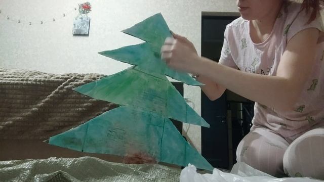 Как собрать ёлку из картона в домашних условиях. Покраска и хороводы вокруг неё, приз малышу в конце