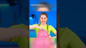 Шокированное выражение говорит обо всем, пока девушка готовится наслаждаться своей невидимой едой...