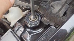 Nissan Almera III (G15) (Ниссан Альмера). Замена опорной подушки и подшипника передней стойки аморт.