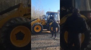 Экскаватор погрузчик JCB 4X. Не работает функция крабового хода, перепускают гидроцилиндры челюсти.