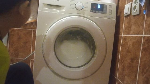 эксперимент над стиральной машинкой Самсунг,много пены и небольшой дисбаланс смотреть онлайн