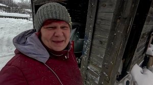 Обнаглел совсем, ещё с руки его корми....