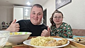МУКБАНГ БОРЩ, жареная рыба и пюре / ОБЖОР филе минтая и салат из овощей / MUKBANG ASMR