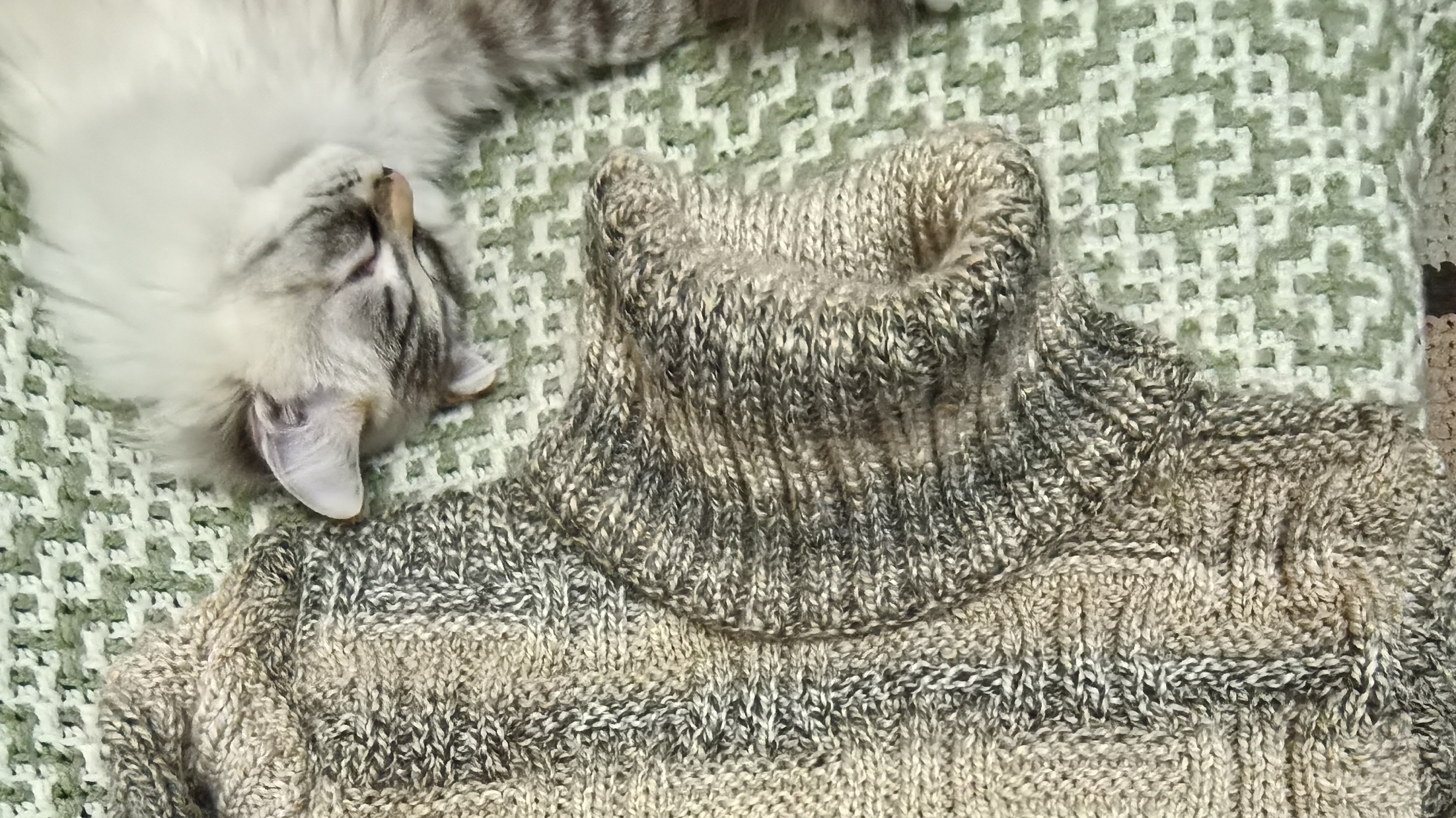 04-01-2026 Вязаный спицами мужской свитер/размер 54-56 смотреть онлайн