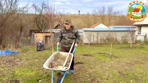 Управляемся по хозяйству. Сделали компостер из подручных материалов.