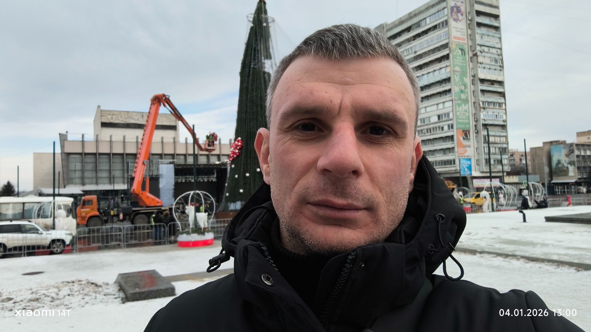 ЧП.В Центре Луганска главную Ёлочку перекосило из-за непогодных условий 2026 01 04 4K HDR10PLUS смотреть онлайн