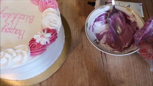 МК по оформлению торта кремовыми цветами