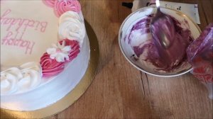 МК по оформлению торта кремовыми цветами