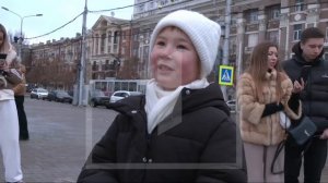 "Новый год стучится в двери, Мы ждём его, закрыв глаза. В эти добрые мгновения Каждый думает о том,