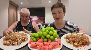 Мукбанг Вован в ШОКЕ, пойдём ОБОЖРЁМСЯ) Перекусили Пад Тай от мистера Бум! ЛЁГКИЙ Ужин в Таиланде