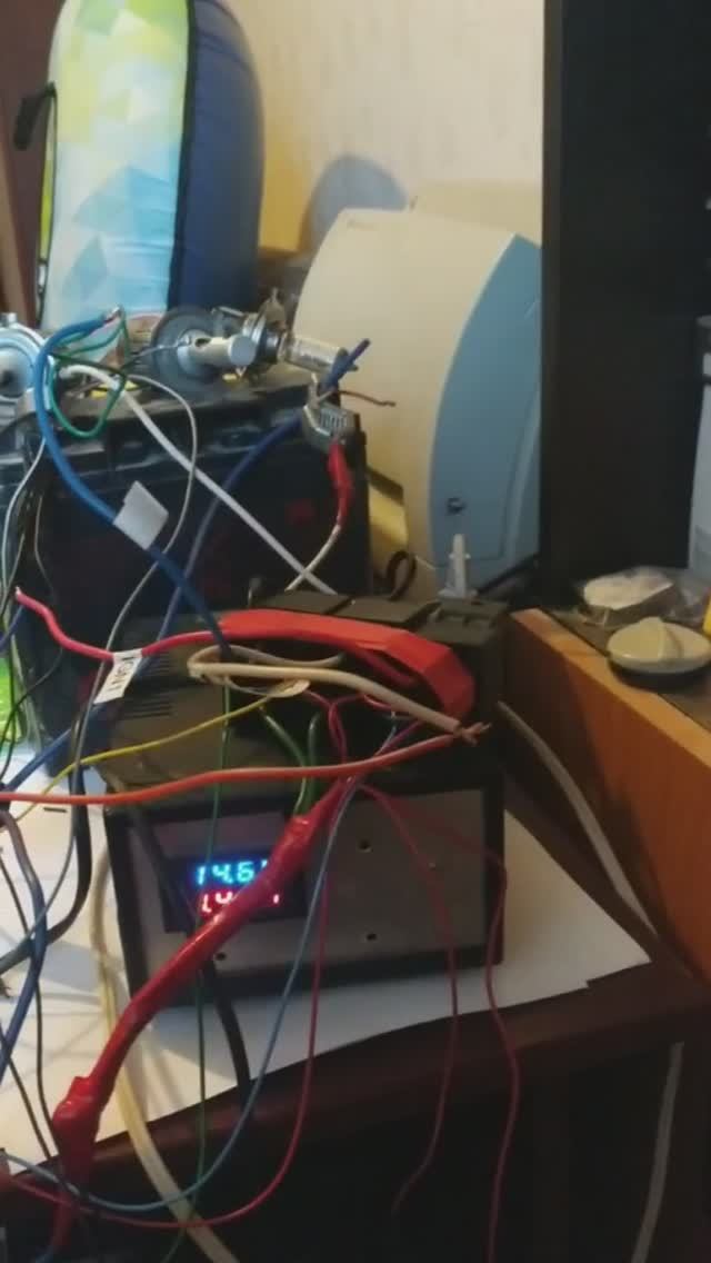 Бюджетный блок дистанционного запуска во время испытания на столе с лампочками смотреть онлайн