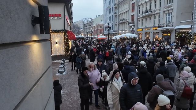 Массовые гуляния по Арбату в Москве 3 января 2026 смотреть онлайн