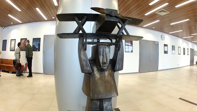 Забавные экспонаты Морского вокзала СПб Конференция 2019 г GOPR6834