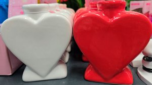 Фикс Прайс Удивляет ежедневно! Привезли и выставили коллекцию ко Дню Влюблённых. Прикольные вазы