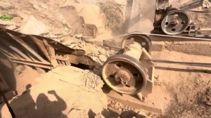 Строительство, дробление щебёнки