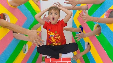 ДЕТИ ПРОХОДЯТ ЛАБИРИНТ И ДРУГИЕ ЗАБАВНЫЕ ЧЕЛЛЕНДЖИ смотреть онлайн