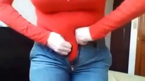Девушка с животиком не может влезть в маленькие джинс?