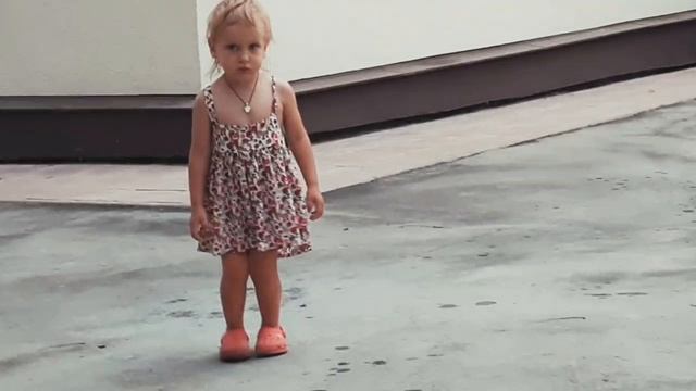 Варвара летящий походкой.