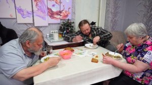 Мама это так вкусно ! Приготовивь ещё Что готовят и едят на новогодние