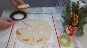 Кальмаровый салат, рогалики с Коровкой