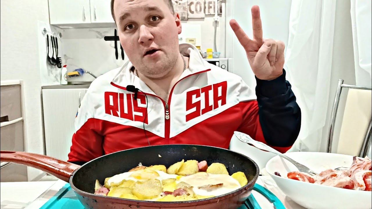 МУКБАНГ Жаренная картошка с яйцами и сосисками / ОБЖОР УЖИН Картошка и салат из помидор смотреть онлайн