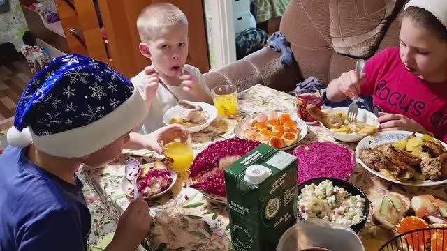 Семейный НОВЫЙ ГОД🎁🎄☃️🎄🍭
Праздничный стол🍨🍭🍰🍾
Подарки🎁🎁🎁 смотреть онлайн