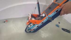 арктический иследовательский корабль заплывает в арктический океан