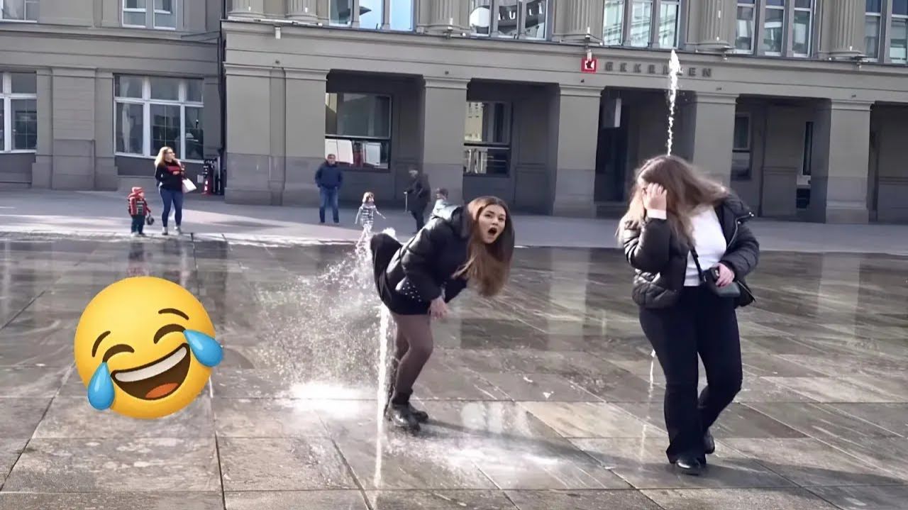 СТАРАЙТЕСЬ НЕ СМЕЯТЬСЯ 😂 Самые смешные мемы, которые заставят Вас плакать 😆 смотреть онлайн