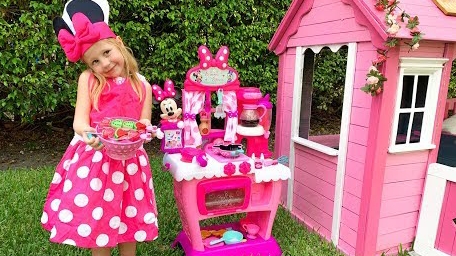 Настя встречает МИККИ И МИННИ МАУС смотреть онлайн