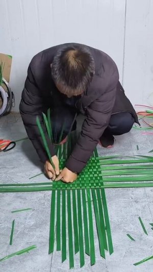 Он создаёт самые необычные корзины из материалов, которые вообще для этого не подходят