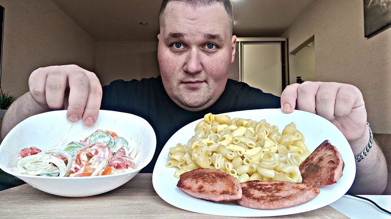 МУКБАНГ МАКАРОНЫ с жареной КОЛБАСОЙ / ОБЖОР овощной САЛАТ / MUKBANG EATING смотреть онлайн